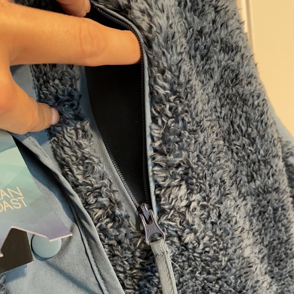 NEVERWORN. Woman’s soft blue button up vest. - Picture 4 of 11